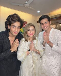 Urvashi Dholakia Instagram - HAPPY DIWALI EVERYONE 🪔❤️❤️🪔 
:
:
#urvashidholakia #family #love #❤️