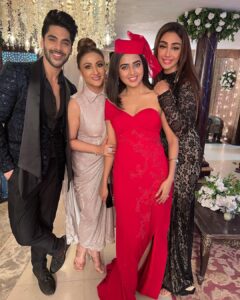 Urvashi Dholakia Instagram - Now that’s what I call
 “A BEAUTIFUL FRAME”💞💞💞💞 @maheckchahal @tejasswiprakash @simbanagpal & MEEEE 💖 #urvashidholakia 
:
:
#bts #naagin6 #shooting #day #shoot #mode #fun #zone #partytime #glamour #glitter #outfitoftheday #crazy #us #hardwork #and #little #playtime #balajitelefilms #colorstv #keep #watching #💋