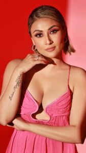 Urvashi Dholakia Instagram - Last post for this special day 🤪💕💋✨ #happyvalentinesday 
:
:
#urvashidholakia #reels #reelsinstagram #instagood #fun #pink #colour #vibe #love #photoshoot #look #style #fashion #many #shades #of #me #❤️ #valentines #day #moments #💕
