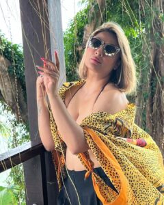 Urvashi Dholakia Instagram - Just 🐝 Yourself ✨😜 
:
;
#urvashidholakia #thailand #phuket #holiday #diary #pool #time #my #favourite #love #nature #💋