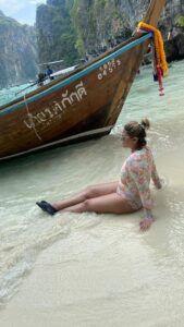Urvashi Dholakia Instagram - JEENA ISI KA NAAM HAI 😍✨🧿 #onelife 
Want to go backkk 😢
:
:
#urvashidholakia #reels #memories #throwback #recent #vacation #post #thailand #phuket #phiphiisland #indianocean #waterbaby #alwaysandforever #😍