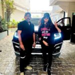 Vindhya Tiwari Instagram - Thank u for all ur love in pre-release screening of our film @nostrum_ent #theconversion at Ahmedabad ,Bengaluru,Hyderabad ….with the captain of the ship our director Vinod Tiwari sir 🙏🏻😇 #jaishreeram Can u guess which city we are heading towards ? ✈️ Hyderabad, India