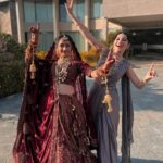 Vrushika Mehta Instagram - Hum ladki wale hai 🤙🏻🔥 Half n hour tak socha kya likhu kuch samaj nai aya bus look at our last picture we both wished for SRK romance ❤️ Congratulations @soulstartribe11 & @ashu_revhead have a beautiful married life ❤️ pc: @harshmodi_4 Thankie @manankighedia for this lovely outfit 💕 #marriage #marriagegoals #instagram #instalike