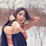 Vrushika Mehta Instagram - Right profile game strong 😅 Hai na ?? Koi saree wala gana comment karo. Replying to the comments 😜 PS: Reel tomorrow at 6:30 pm 😍😍😍 Pc: @saurabhghedia21 #instagram #instagood #instalike #instadaily West Deane Park