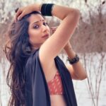 Vrushika Mehta Instagram - Right profile game strong 😅 Hai na ?? Koi saree wala gana comment karo. Replying to the comments 😜 PS: Reel tomorrow at 6:30 pm 😍😍😍 Pc: @saurabhghedia21 #instagram #instagood #instalike #instadaily West Deane Park