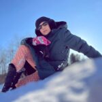 Vrushika Mehta Instagram - Ek taraf baraf hai Ek taraf mein 🥹 Ps: Swipe to see Dhoop se energy milti hai toh mein 😂😂 bhumil ki creativity Pc: @bhumilmehta8 #canada #picoftheday #instagram Island Lake Conservation Area