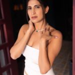 Aahana Kumra Instagram - Within you is the light of a thousand suns 🌞🌸💫🌙 Photography @yashjangidphotography Styling @abhimanyusinghtomarr Hair & Make up: @omsenmakeup Location : @dyore_experiences . . . . #photoshoot #jaipur #rajasthan #photography #aahanakumra #monday #mondayblues #motivationmonday #mondaymood Jaipur - The pink city