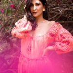 Aahana Kumra Instagram - May you bloom like a flower🌸🌸🌸🌸 May you go dancing in the air 💕💕💕 #earthday #happyearthday #summerblooms #tuesday Photography : @yashjangidphotography Styling and concept : @abhimanyusinghtomarr Make up and hair : @omsenmakeup . . . . #jaipur #rajasthan #sunmer #pink #pinkpinkpink #bloom #infullbloom #blooms #photography #aahanakumra #summervibes #summerishere Jaipur - The pink city