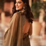 Aahana Kumra Instagram - Green calm below 💚🍀🌿🍃 Blue quietness above 💙🦋🌧️ #sundaze 🌞☀️🌸🫶💕🌞 #sareenotsorry . . . . #sareelover #olive #saree #indianoutfit #aahanakumra #sunday #sundayfunday Mumbai - मुंबई