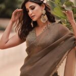 Aahana Kumra Instagram - Green calm below 💚🍀🌿🍃 Blue quietness above 💙🦋🌧️ #sundaze 🌞☀️🌸🫶💕🌞 #sareenotsorry . . . . #sareelover #olive #saree #indianoutfit #aahanakumra #sunday #sundayfunday Mumbai - मुंबई