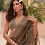Aahana Kumra Instagram - Green calm below 💚🍀🌿🍃 Blue quietness above 💙🦋🌧️ #sundaze 🌞☀️🌸🫶💕🌞 #sareenotsorry . . . . #sareelover #olive #saree #indianoutfit #aahanakumra #sunday #sundayfunday Mumbai - मुंबई