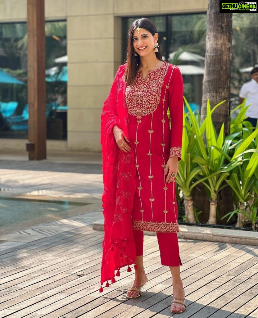 Aahana Kumra Instagram - Wedding season lewks part deux 🌸💕🫶 (Iykyk) 🤣😜😋 #shaadiseason #weddingseason . . . . #sunday #indianoutfit #sundayvibes #sundayfunday #sundaybumday #wedding #aahanakumra Mumbai - मुंबई