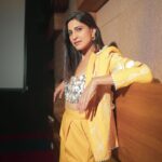 Aahana Kumra Instagram - Hello hello… looking good in yellow 💛🌻🌼🐝☀️ Styling by : @juhi.ali Make up and hair : @omni_thakkar Photos by : @rohitmalekar1 #thursdaythoughts . . . . #thursday #throwback #throwbackmemories #throwbackthursday #aahanakumra #yellow #yellowpantsuit Mumbai - मुंबई
