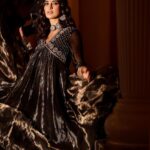 Aahana Kumra Instagram - 🖤⚜️🖤⚜️🖤 For @fablookmagazine Founder & Editor @milliarora7777 @ankkit.chadha2222 Wearing @almaaribypooja Jewels @moirra.art Styled by @milliarora7777 @juhi.ali Mua @meerabhandarimakeovers Hair @amuthevar Heels @rossobrunelloofficial Cinematographer @_yash_warpe Shot by @amitkhannaphotography Pr @focuspr Location courtesy @westinmumbaipowai #fablookmagazine #aahanakumra #covergirl #fashionmagazine #westinpowailake #coverstar #fablook India