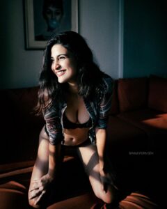 Aahana Kumra Instagram - Aahana 

For the BTS video of this shoot or my other unseen work, visit https://www.patreon.com/stormsen
#theesotericrealist #fashionphotography #portraiture #fineartphotography #stormworkshop