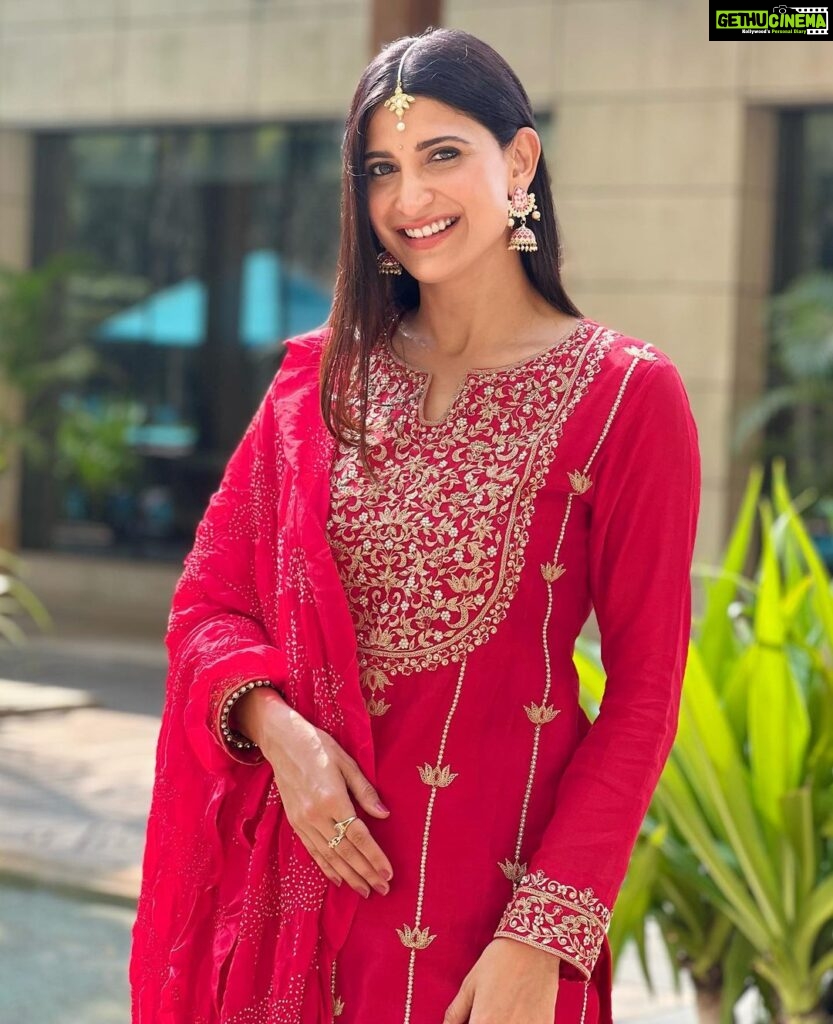 Aahana Kumra Instagram - Wedding season lewks part deux 🌸💕🫶 (Iykyk) 🤣😜😋 #shaadiseason #weddingseason . . . . #sunday #indianoutfit #sundayvibes #sundayfunday #sundaybumday #wedding #aahanakumra Mumbai - मुंबई