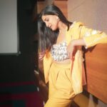 Aahana Kumra Instagram - Hello hello… looking good in yellow 💛🌻🌼🐝☀️ Styling by : @juhi.ali Make up and hair : @omni_thakkar Photos by : @rohitmalekar1 #thursdaythoughts . . . . #thursday #throwback #throwbackmemories #throwbackthursday #aahanakumra #yellow #yellowpantsuit Mumbai - मुंबई