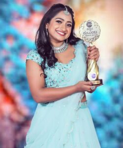 Aashika Padukone Instagram - That feeling when you’re back to where it all started. ♥️
It was an honour to be receiving Best Actress for dubbing serial Trinayani at Zee Kannada Kutumba Awards 2022. Dedicating this one to all my Kannada fans who have been a great support for this success 🧡