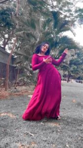 Aashika Padukone Instagram - Random dancing between press meet 💃🏻

Designer: @soul__spectrum 

#rararakkamma #ekkasakka #kannadasong #vikrantrona #kicchasudeep #hookstep #trendingreels #instareels #trend #kannada
@vikrantrona @kichchasudeepa