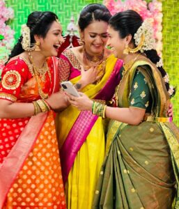 Aashika Padukone Instagram - When fake candids become real candids🤪🥰
@sidshnu @sri_satya_ 

#trinayani #nayani #sumana #hasini #shoot #seemantam #reelnotreal #kodalu #colours #sarees #pattu #function #traditional #ashikapadukone #srisatya #vishnupriya #sidshnu