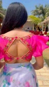 Aashika Padukone Instagram - Aur jeene ko kya chaahiye 🌸
.
.
Thankyou for patiently shooting my videos @samskriti_iyer 💗

MUA: @vedaragavendra_artistry 
Outfit: @saitanarya 
.
.