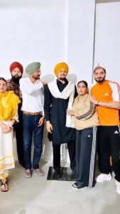 Afsana Khan Instagram - Oh Rehndi Duniya Te Naam Rahuga
Slaam 🙌👌Art nu @_gurpreetdhuri 
Jatt Moosewala Kehnda Jattiye

मेरी आँखों में तुम्हारी यादों की नमी है,
जिंदगी चाहे कितनी भी अच्छी हो,
लेकिन भाई इसमें तुम्हारी ही कमी है !

दुनिया को देखा, दुनिया के लोगो को देखा,
पर देखा नहीं कही भाई मैंने कोई तेरे जैसा !
@sidhu_moosewala vadda bai 😭💔
@charan_kaur5911 @sardarbalkaursidhu
@gurpreetbaidwan01