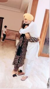 Afsana Khan Instagram - ਬਾਪੂ ਦਾ ਦਿੱਤਾ ਹੌਸਲਾ ਤਰੱਕੀ ਦੇ ਰਾਹ ਖੋਲ੍ਹ ਦਿੰਦਾ ਹੈ, ਤੇ ਮਾਂ ਦੀ ਦਿੱਤੀ ਅਸੀਸ ਜ਼ਿੰਦਗੀ ਨੂੰ ਖੂਬਸੂਰਤ ਬਣਾ ਦਿੰਦੀ ਹੈ Maa  Bapu nu  Khush rakhna sada farz aa thoda strong Putt @itsafsanakhan #brave #strong #strongirl 
Asi always nall aa and  khush rakhagye puri family 💪❤️🙏 ਪਿਤਾ ਦਾ ਹੱਥ ਫੜ੍ਹ ਲਵੋਂ ਦੁਨੀਆਂ ਵਿੱਚ ਕਿਸੇ ਦੇ ਪੈਰ ਫ਼ੜਨ ਦੀ ਨੌਬਤ ਨਹੀਂ ਆਵੇਗੀ love u Bapu Hun Tuc ho Mera sub kuj  Waheguru thonu Chardikala ch rakhan 🙏
Miss u mere sohneya vadde bai @sidhu_moosewala 💔😭 thonu kitho labhie asi 💔😭

ਨਿਵਿਆਂ ਚ ਰੱਖੀ ਮਾਲਕਾ ਬਹੁਤ ਮਸ਼ਹੂਰ ਨਾ ਕਰੀਂ, ਇੱਕ ਭਾਰਾਵਾਂ ਨਾਲ਼ ਸਾਂਝ ਬਣਾਈ ਰੱਖੀ ਦੂਜਾ ਮਾਪਿਆਂ ਕੋਲੋਂ ਦੂਰ ਨਾਂ ਕਰੀਂ। 🙏 #justiceforsidhumoosewala #brother #sister #sisterlove #brothersisterlove