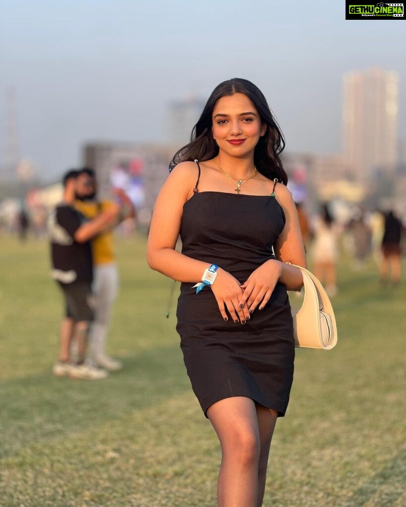 Ahsaas Channa Instagram - Lollapalooza lewk with my concert buds. @lollaindia @baskarabhi @ishaniyat Mahalaxmi Race Course