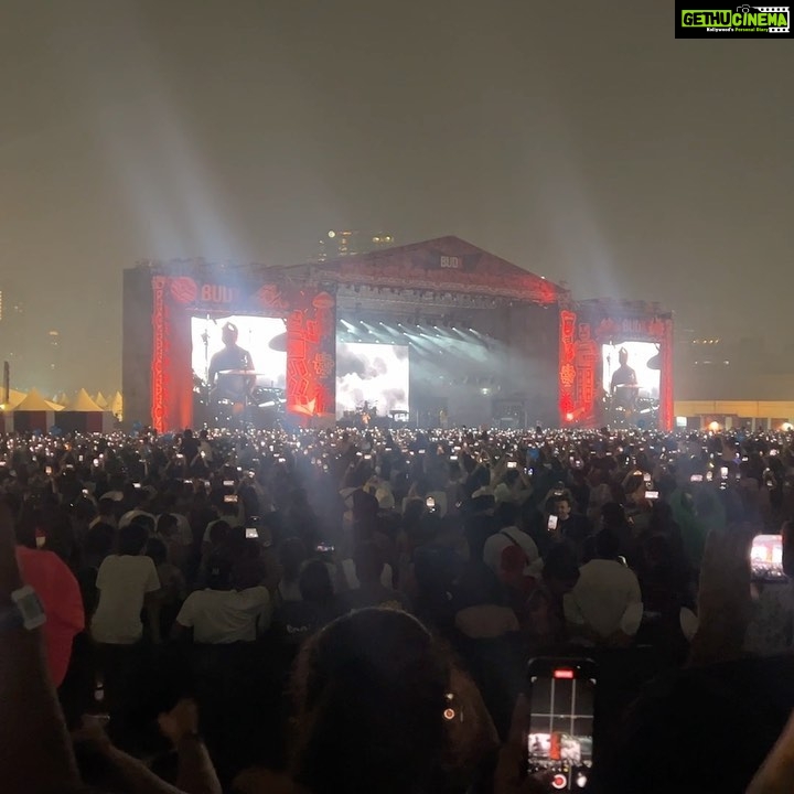 Ahsaas Channa Instagram - You know when you hear your favourite songs live, it’s an extremely surreal feeling. What an awesome show! A lot of emotions watching @imaginedragons , a band I’ve been listening to since I was in 9th standard, singing their songs with them live!!!! goodness @lollaindia ✨🥲 Thanks to @budweiser @budweiserbeats for making this happen for me. I’d like you all to watch every video till then end to not avoid my bad singing along and awkward yet very excitingly dancing 💕 #GetYourBeatsOn #BudXLolla Excuses and brown Munde, live sunke toh hum pagal hi Ho gye bhai @ap.dhillxn @ishaniyat @baskarabhi @gulati06