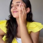Ahsaas Channa Instagram - #collab @garnierindia’s vitamin c sheet mask helps you achieve bright, supple & glowing skin in just 15 minutes⏳ With 1 sheet mask having 1 bottle worth of vitamin c serum it feels like you’re getting a facial🍋 Backed with serious science 🧪 & the goodness of nature🍃, this sheet mask has become my go to for instant glow. Don’t believe me? Try it for yourself & let me know what you think in the comments below! #Garnier #Brightcomplete #VitaminC #Sheetmask #Skincare #Dullness #Darkspots