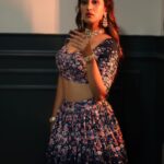 Akasa Instagram - dhuppaan de naal lad ladke mai labbiyaan apniyaan chaavan ✨ • • • • • • styled by @pallakhshah wearing @labelpriyankakar jewellery @meraki.mumbai MUA @safasheikhbeauty hair: photo and direction: location: my house that I can’t wait to show y’all 🥹
