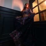 Akasa Instagram - dhuppaan de naal lad ladke mai labbiyaan apniyaan chaavan ✨ • • • • • • styled by @pallakhshah wearing @labelpriyankakar jewellery @meraki.mumbai MUA @safasheikhbeauty hair: photo and direction: location: my house that I can’t wait to show y’all 🥹