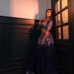 Akasa Instagram - dhuppaan de naal lad ladke mai labbiyaan apniyaan chaavan ✨ • • • • • • styled by @pallakhshah wearing @labelpriyankakar jewellery @meraki.mumbai MUA @safasheikhbeauty hair: photo and direction: location: my house that I can’t wait to show y’all 🥹