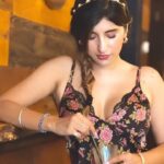 Akasa Instagram - kasa ko coffee kaafi pasand hai 🌝 • • • • • • • • #akasa #akasasingh #akasians #akasakebesties #fashion #ootd #curvygirl #trending #explore #trendingreels #trendingsongs #fyp #amsterdam #europe #travel #naagin #shringaar #biggboss #coffee