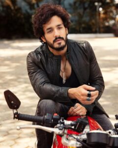 Akhil Akkineni Instagram - Trying to stay calm and focused amongst all the chaos.

Shot by @rahuljhangiani 
Styled by @harmann_kaur_2.0