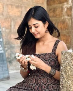 Akshaya Udayakumar Instagram - இதயம் இருளும் அவள் பாத
சுவடில் கண்ணீர் மலர்கள்
உதிரும் 🤎✨

Costume :- @queen_bee_suji 
Pc :- @_subarathi_ ❤️