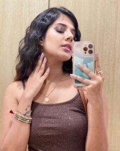 Akshaya Udayakumar Instagram - Everytime i look into ur eyes
I get butterflies
I’m so glad she with me
And not the other guys
I like to see her
In the bride
As she’s my wife
Yeah yeah
I’m living a high life🔥
Mua :- @hiwagaindia