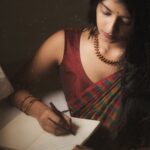 Akshaya Udayakumar Instagram - ഓർത്തിരുന്ന് ഓർത്തിരുന്ന് നിഴലുപോലെ ചിറകൊടിഞ്ഞു കാറ്റിലാടി നാളമായ് നൂല് പോലെ നേർത്തു പോയ് ചിരി മറന്നു പോയി✨ Pc:-Gokulbenny✨