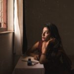 Akshaya Udayakumar Instagram - ഓർത്തിരുന്ന് ഓർത്തിരുന്ന് നിഴലുപോലെ ചിറകൊടിഞ്ഞു കാറ്റിലാടി നാളമായ് നൂല് പോലെ നേർത്തു പോയ് ചിരി മറന്നു പോയി✨ Pc:-Gokulbenny✨