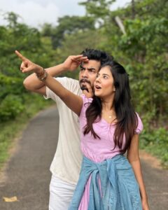 Akshaya Udayakumar Instagram - We are like a small gang 🫂🤍@abishek_udayakumar_