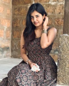 Akshaya Udayakumar Instagram - இதயம் இருளும் அவள் பாத
சுவடில் கண்ணீர் மலர்கள்
உதிரும் 🤎✨

Costume :- @queen_bee_suji 
Pc :- @_subarathi_ ❤️