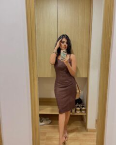 Akshaya Udayakumar Instagram - Everytime i look into ur eyes
I get butterflies
I’m so glad she with me
And not the other guys
I like to see her
In the bride
As she’s my wife
Yeah yeah
I’m living a high life🔥
Mua :- @hiwagaindia