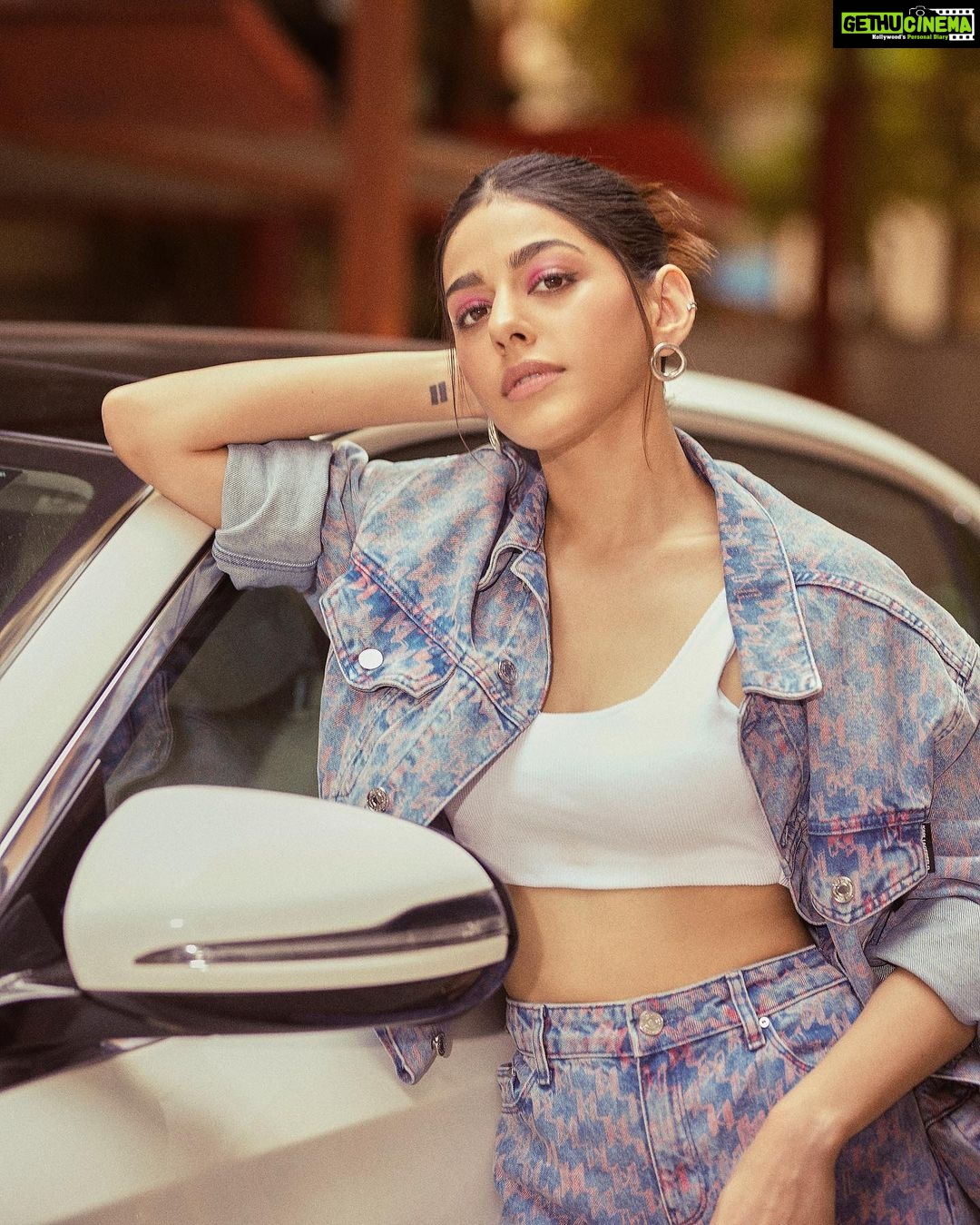 Alaya F Instagram - कलाcar💁🏻‍♀️🤣 Photos by @trishasarang Styled by ...