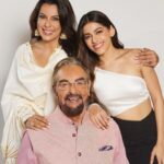 Alaya F Instagram - 3 generations coming together for the first time on the @kapilsharma show this Sunday at 9.30pm on @sonytvofficial 🥰 With my dearest Nana @ikabirbedi and my dearest mother @poojabediofficial 💖