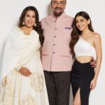 Alaya F Instagram - 3 generations coming together for the first time on the @kapilsharma show this Sunday at 9.30pm on @sonytvofficial 🥰 With my dearest Nana @ikabirbedi and my dearest mother @poojabediofficial 💖