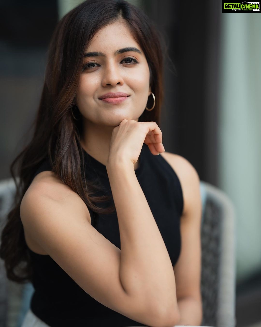 Actress Amritha Aiyer HD Photos and Wallpapers October 2022 - Gethu Cinema