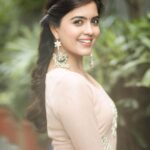 Amritha Aiyer Instagram - You know what’s elite ? Healing your emotional wounds without hurting or wounding others in the process 🥰 . 📸 - @karthikakphotography Wardrobe/ Styling - @labelswarupa Makeup & Hair - @arupre_makeup_artist Jewellery- @chennai.allcollections