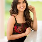 Amritha Aiyer Instagram - Peace begins with smile ✌🏼 . 📸 : @camerasenthil Make&Hair : @artistrybyshanu 👗 : @swaadh Jewellery- @yoursethnically