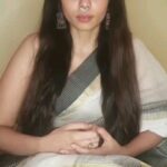 Anangsha Biswas Instagram - 🦉Bataiye... kaunsi Kavita hai aur kisne likhi hai...??? 🦋 #poetrylover #anagshabiswas #reelsindia #kavitayein #booklover