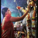 Anangsha Biswas Instagram - 🦉SuBho BiJoyA & HaPpY DuSsEhrA 🙏 💥May MA DURGA Help Us To Incarcerate the Asura Within Ourselves ... Joy MA DURGA 💥 😇🙏 Conversation With The Maker 🙏😇 #durgapujo #bongs #indianclothing #culturetrip #sareelovers #swaggirl Mumbai, Maharashtra